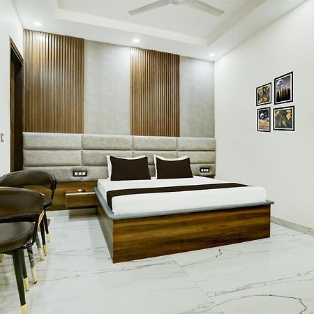Hotel O Platinum Zirakpur Exterior foto