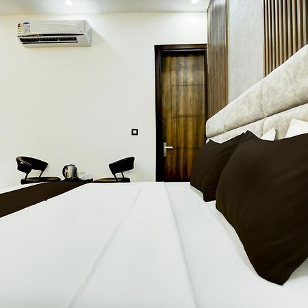 Hotel O Platinum Zirakpur Exterior foto